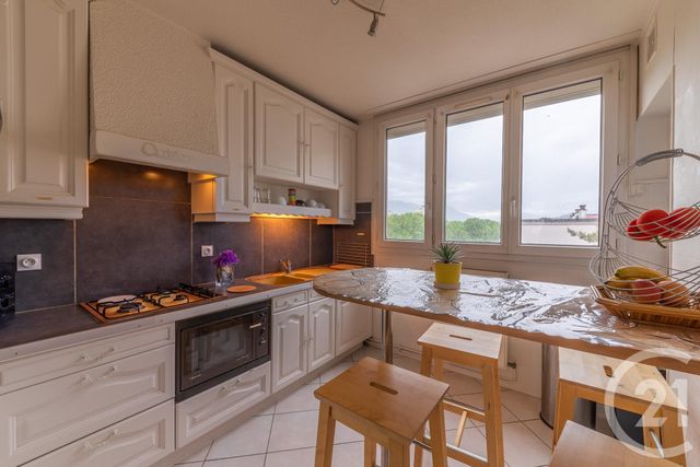 Afficher la photo en grand Appartement T4 à vendre - 4 pièces - 69.68 m2 - ECHIROLLES - 38 - RHONE-ALPES - Century 21 Victor Hugo