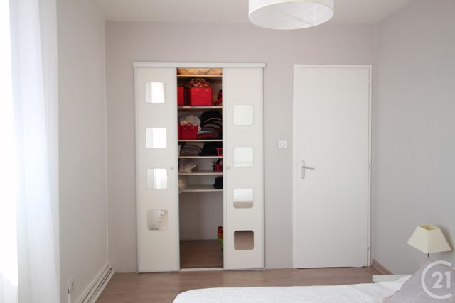 Afficher la photo en grand Appartement T4 à vendre - 4 pièces - 70.87 m2 - ECHIROLLES - 38 - RHONE-ALPES - Century 21 Victor Hugo