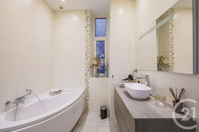 Appartement T4 à louer - 4 pièces - 121.18 m2 - GRENOBLE - 38 - RHONE-ALPES - Century 21 Victor Hugo