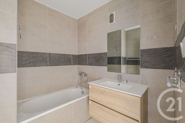 Appartement F4 à vendre - 4 pièces - 82.0 m2 - FONTAINE - 38 - RHONE-ALPES - Century 21 Victor Hugo