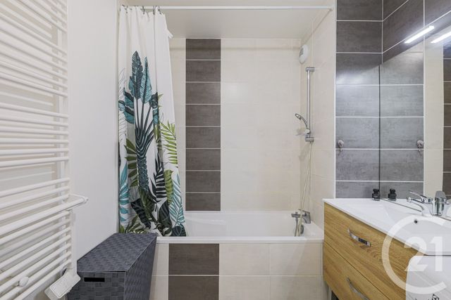 Appartement T3 à vendre - 3 pièces - 61.25 m2 - ECHIROLLES - 38 - RHONE-ALPES - Century 21 Victor Hugo